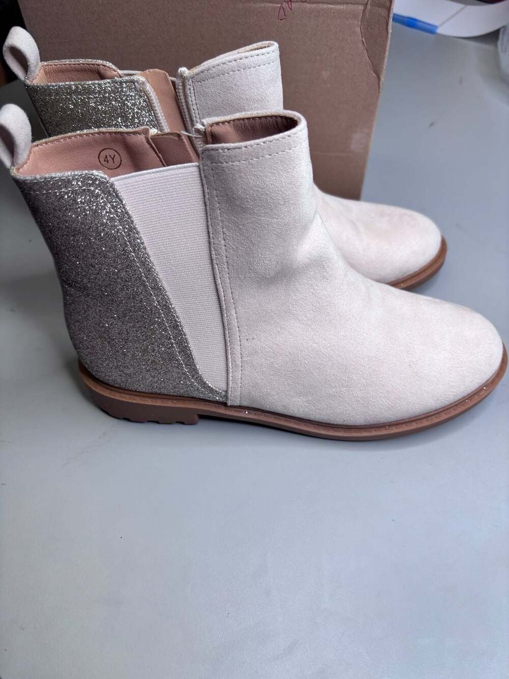 Like new condition original box not included  size 4y